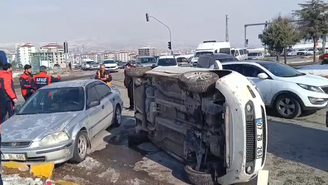 Elazığ’da 112 Kavşağı’nda Kaza: Araç Yan Yattı, 1 Yaralı