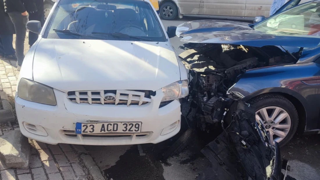 Elazığ’da 3 Araç Zincirleme Kazaya Karıştı: 1 Yaralı