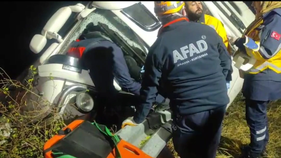 Elazığ’da Bariyerlere Çarpan Kamyon Devrildi: Sürücü Yaralandı