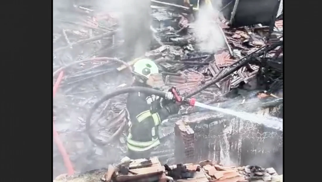 Elazığ’da Çatı Katı Yangını: Alevler Kısa Sürede Kontrol Altına Alındı