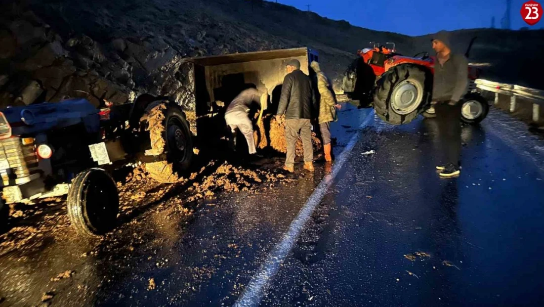 Elazığ'da hayvan gübresi yüklü traktör devrildi