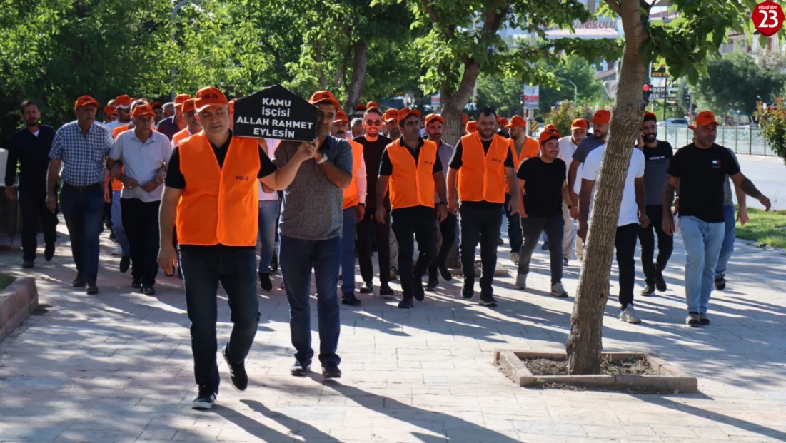 Elazığ’da Kamu İşçilerinden Tabutlu Protesto: “Kamu İşçisi Allah Rahmet Eylesin”
