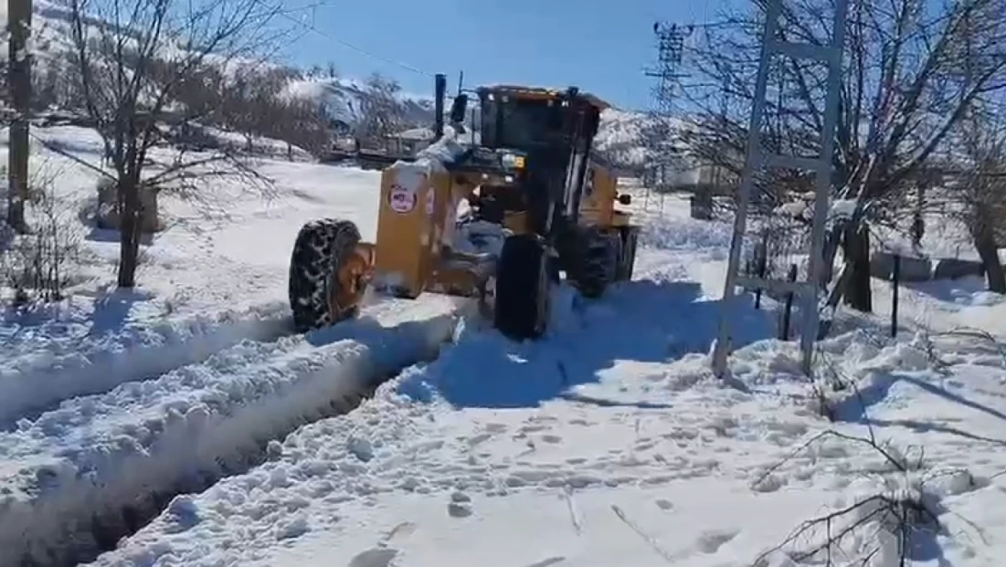 Elazığ’da Kar Nedeniyle Kapanan 113 Köy Yolunda Çalışmalar Sürüyor