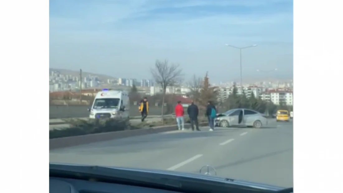 Elazığ’da Kontrolden Çıkan Otomobil Elektrik Direklerine Çarptı: 1 Yaralı