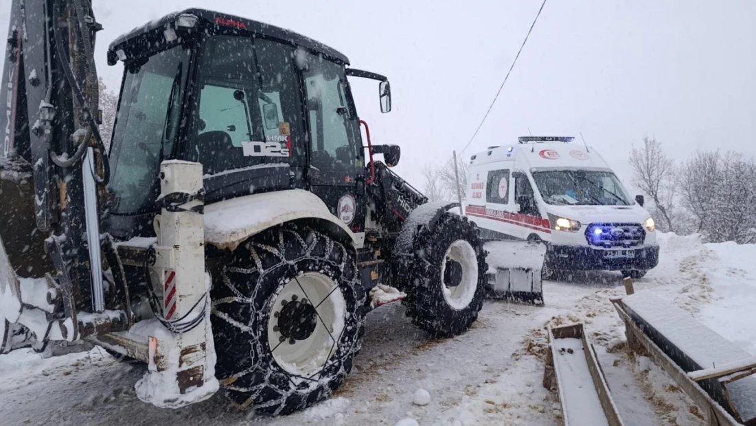 Elazığ’da Yolda Kalan Ambulans Kurtarıldı