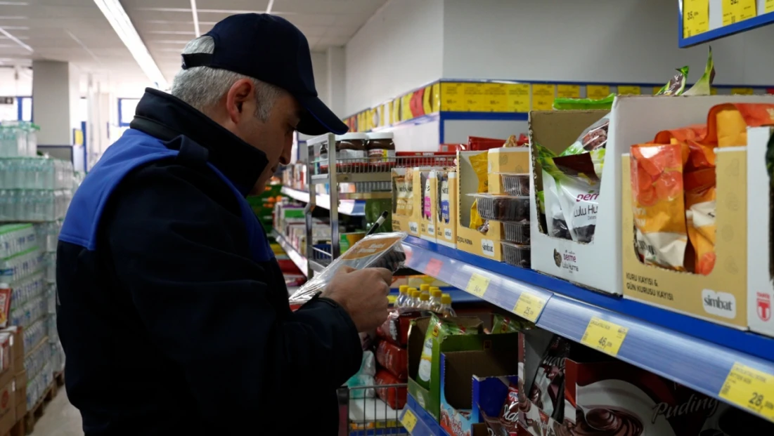 Elazığ’da Zincir Marketlere Sıkı Denetim: Son Kullanma Tarihi ve Fiyat Etiketleri Mercek Altında