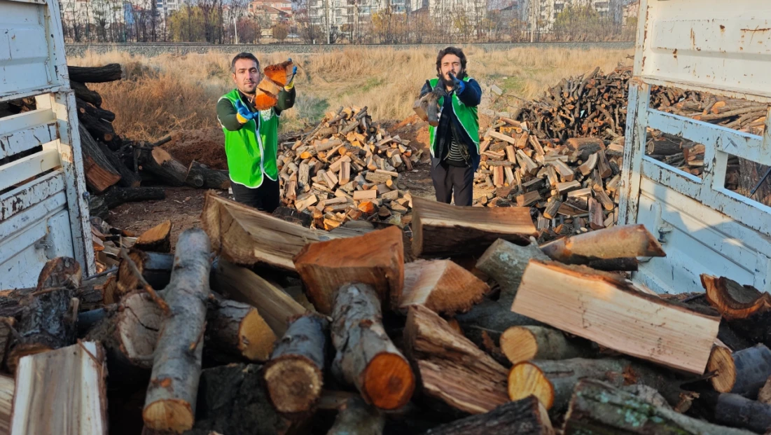 Elazığ İHH’dan 300 Aileye Yakacak Yardımı: 150 Ton Odun Dağıtıldı
