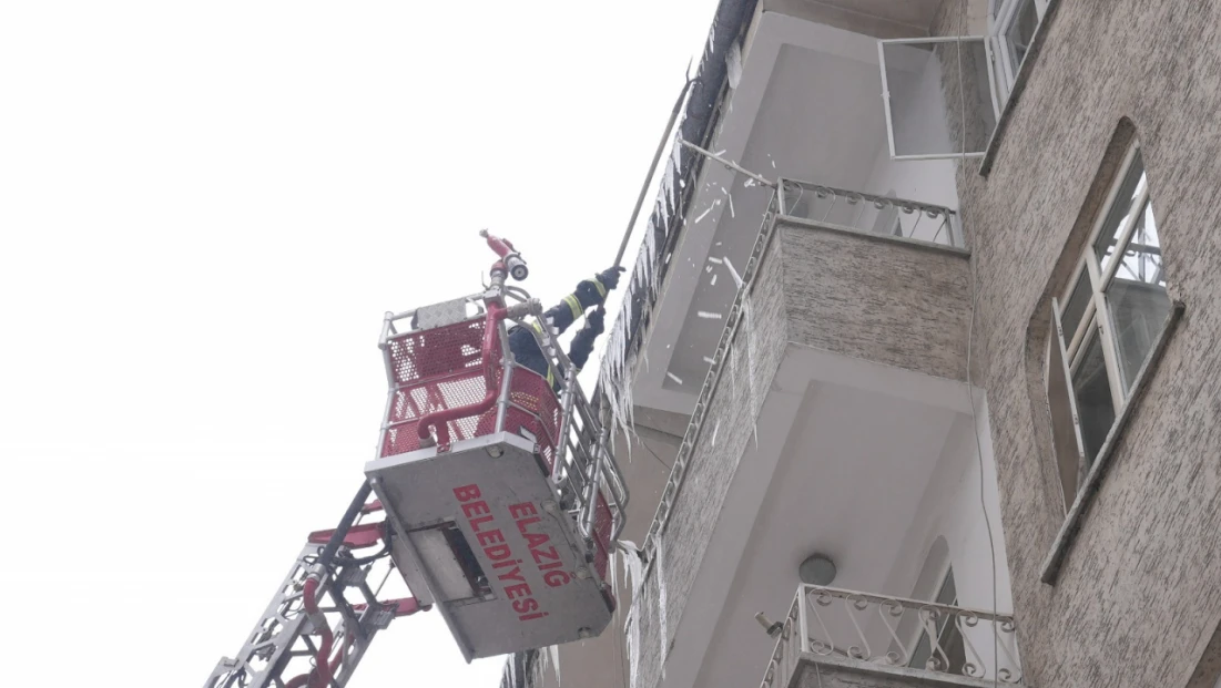 Elazığ İtfaiyesi’nden Buz Sarkıtlarına Karşı Yoğun Mesai