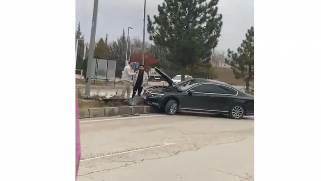 Elazığ Kekliktepe’de Trafik Kazası: Araç Orta Refüje Çıktı