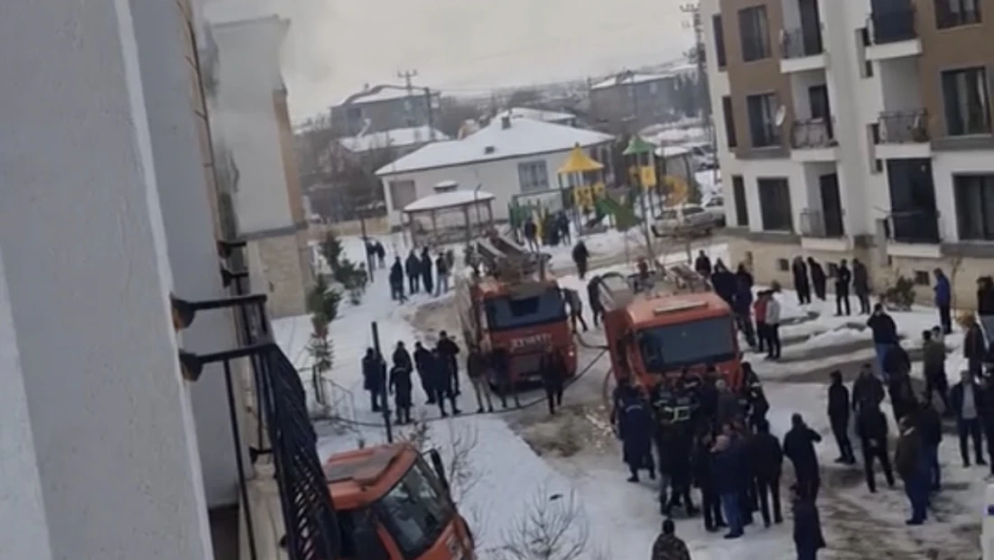 Elazığ Yurtbaşı’nda Apartman Yangını: Dumandan Etkilenen 11 Kişi Hastaneye Kaldırıldı