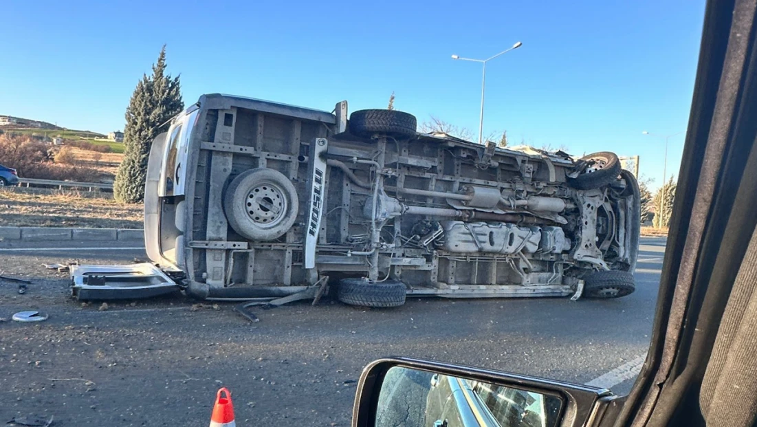 Güneyçevre Yolu Terminal Kavşağı’nda Kaza: Minibüs Devrildi, Yaralılar Var