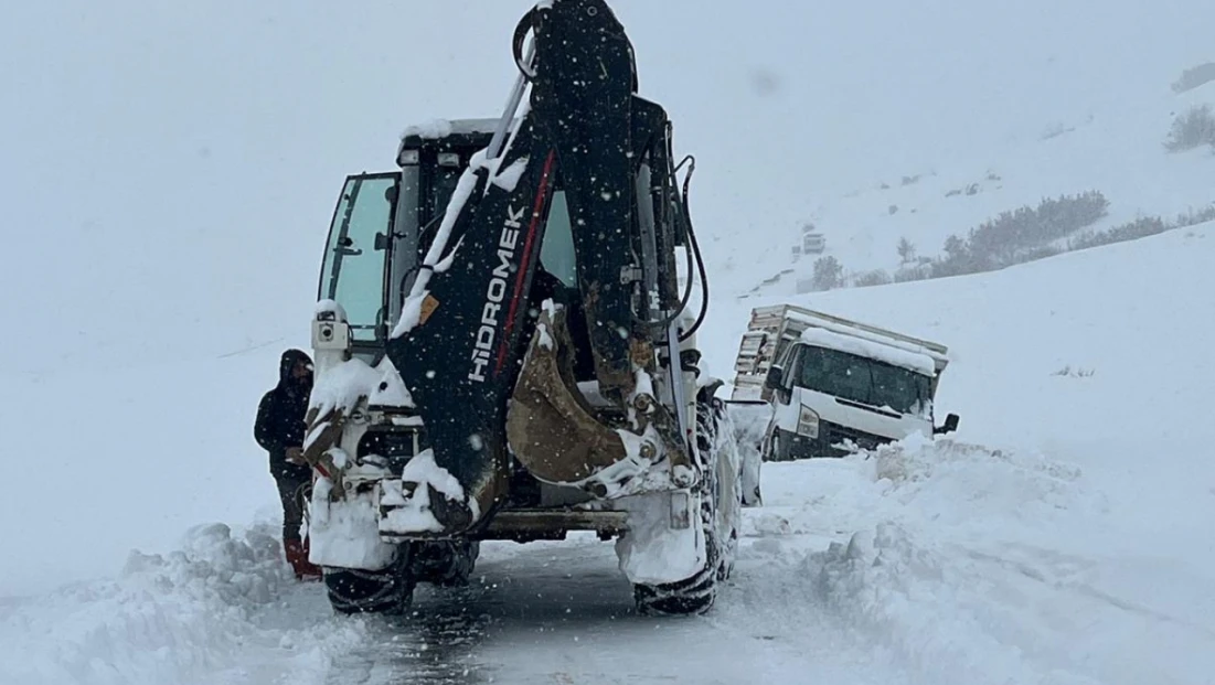 Şarampole Düşen Araç İl Özel İdaresi Ekiplerince Kurtarıldı