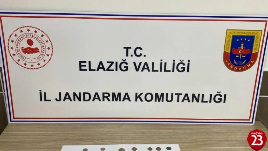 'Vasıf' kokladı, peçeteye sarılı 14 adet sikke ele geçirildi