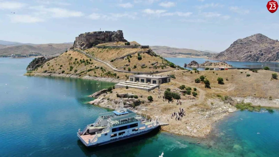 Elazığ'da Kadınlardan Pertek Kalesine Turistik Gezi