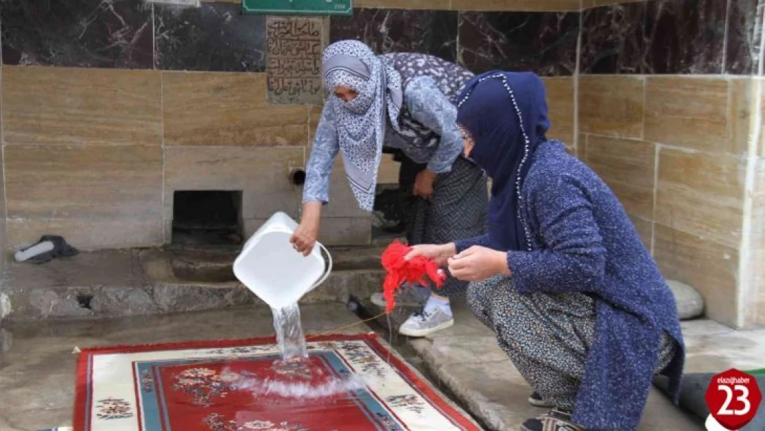 Elazığ'da 110 Yıllık Çeşmede Bayram Öncesi Halılar Yıkanmaya Başlandı