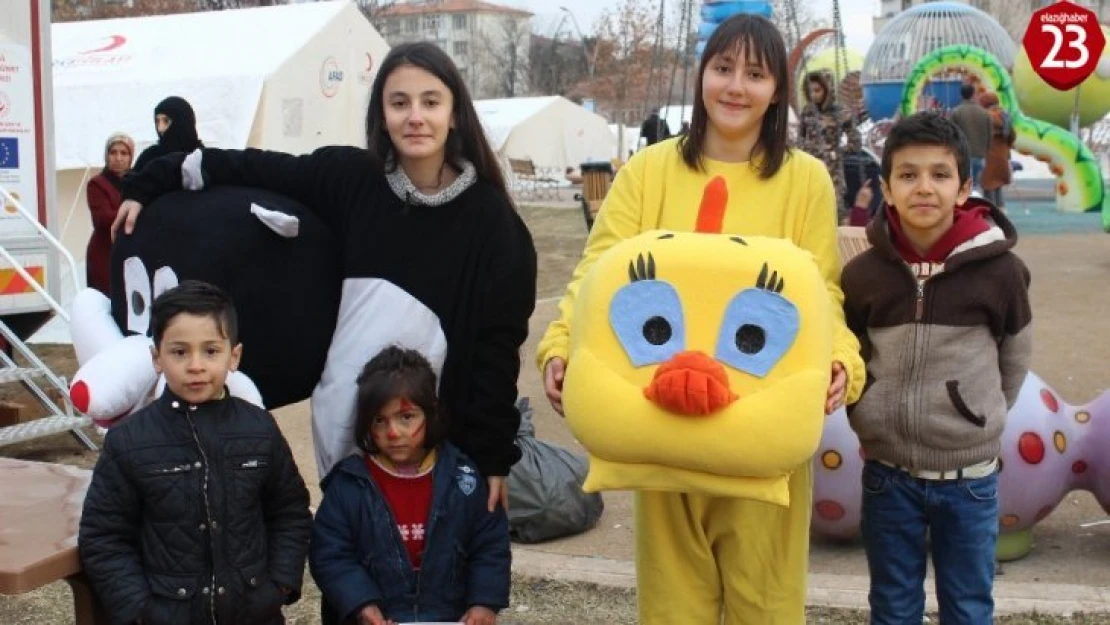 2 kardeş gönüllü olarak depremzede çocukların yüzünü güldürüyor