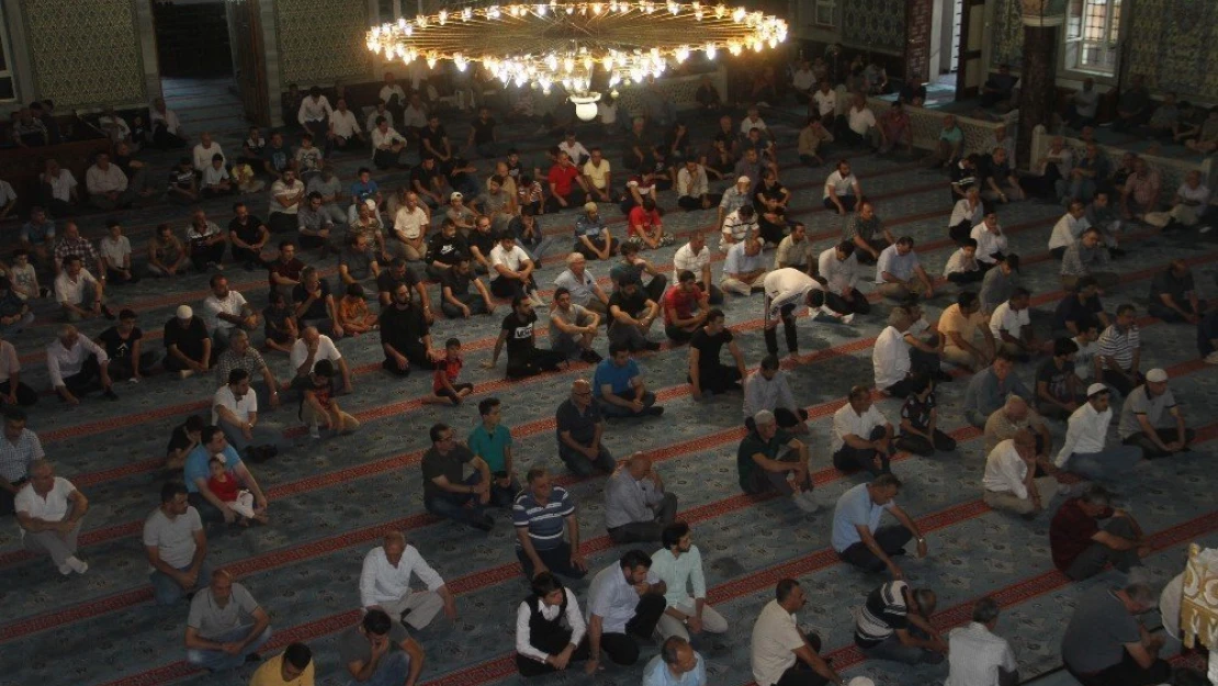 Elazığ'da Bayram Namazında Camiler Doldu Taştı