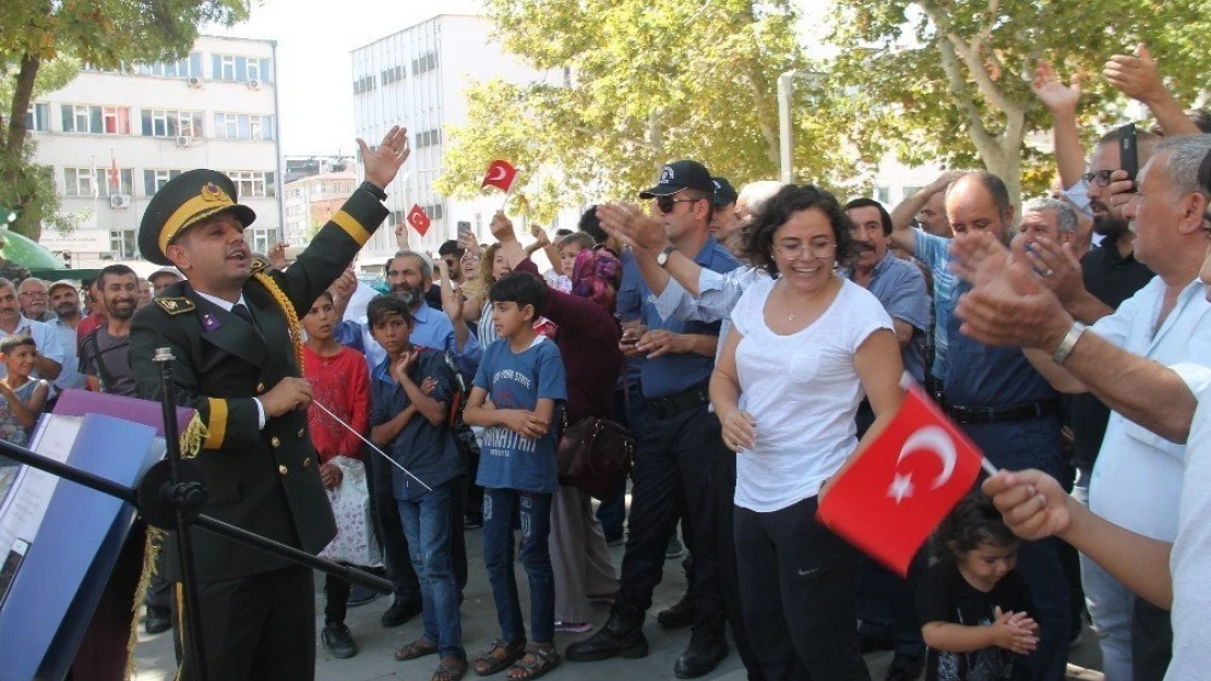 Vatandaşlar Askeri Bandoyla Coştu