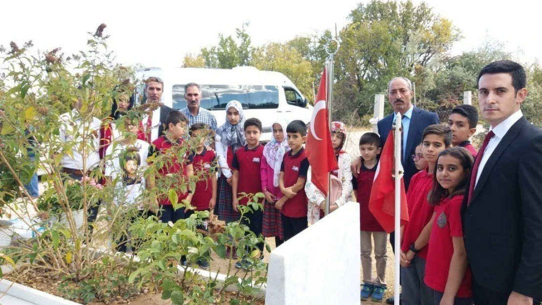 Öğrenciler,  15 Temmuz Şehidini Kabri Başında Andı