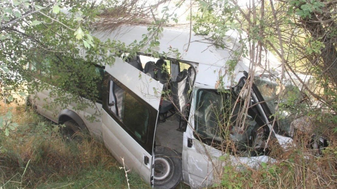 Elazığ'da Mültecilerin Bulunduğu Minibüs Kaza yaptı, 30 Yaralı