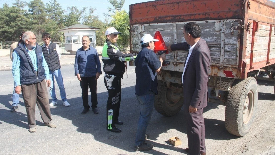 Elazığ'da Kazalara Karşı Römorklara Reflektör Takıldı