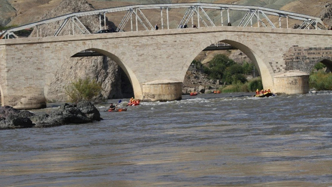 Palu'da  Vali İle Birlikte Araplar Rafting Yaptı