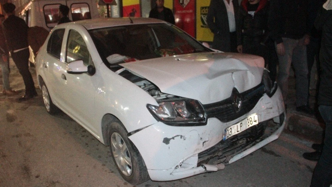 Hastane Caddesinde Otomobil İle Minibüs Çarpıştı, 7 Yaralı