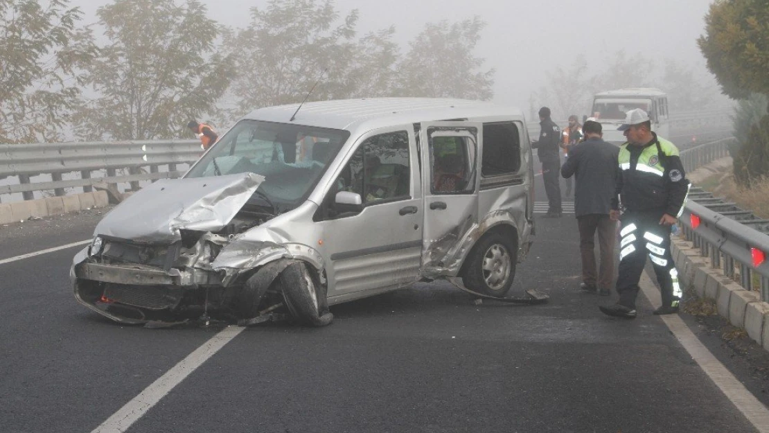 Sis Trafik Kazasına Neden Oldu, 2 Kişi Yaralandı