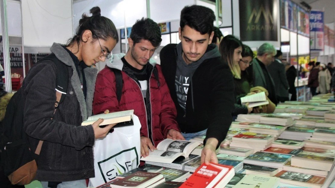 Elazığ'da Kitap Fuarı Yoğun İlgi Görüyor