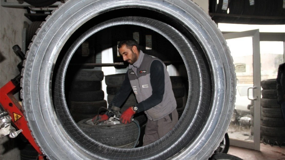 Elazığ'da Kış Lastiği Yoğunluğu Başladı