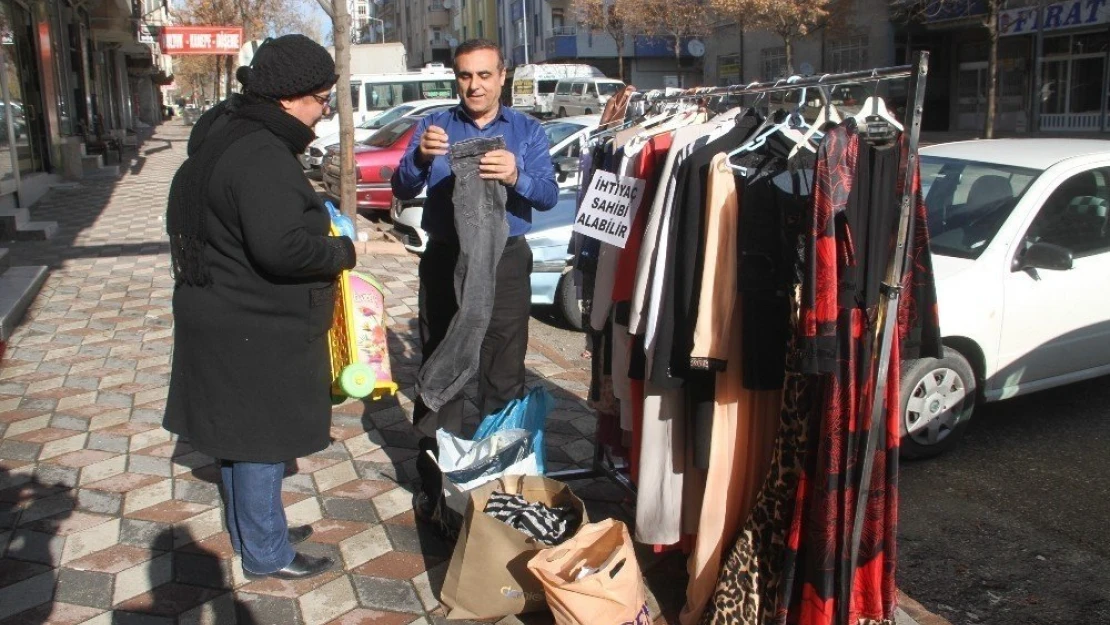 Askıda Kıyafet İle İhtiyaç Sahiplerini Sevindiriyor