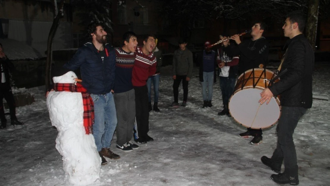 Davul Klarnet Eşliğinde Kar Keyfi