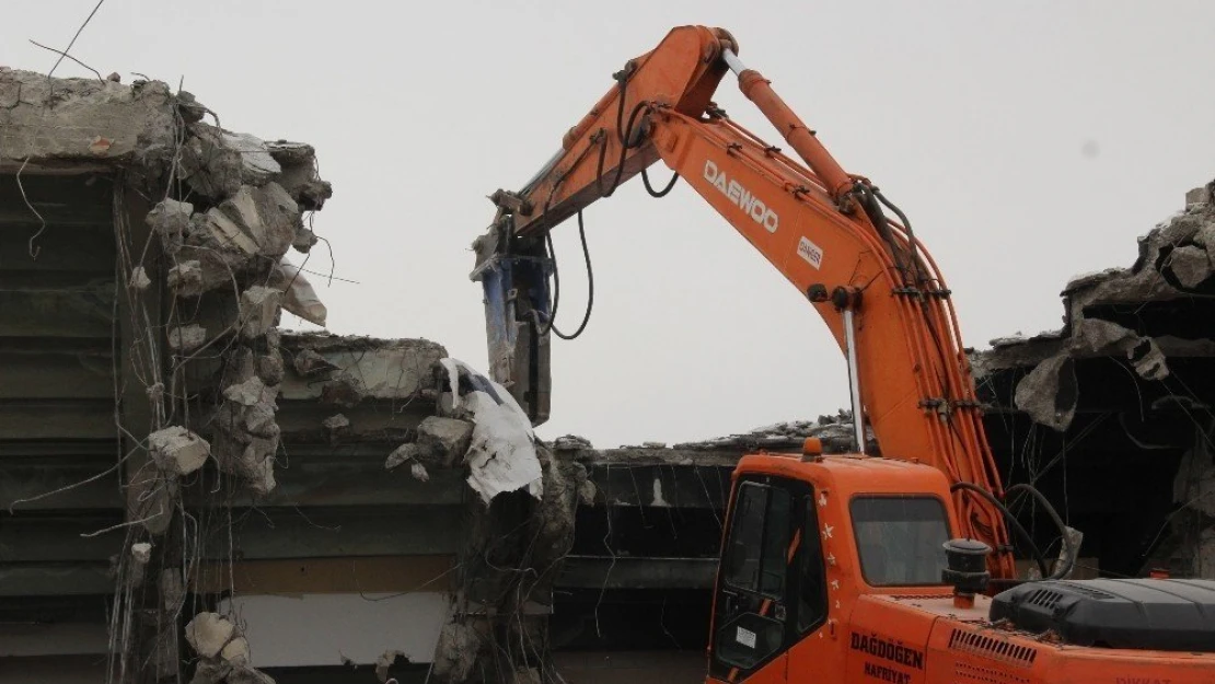 Ve En Sonunda Stadyumun Yıkımına Başlandı