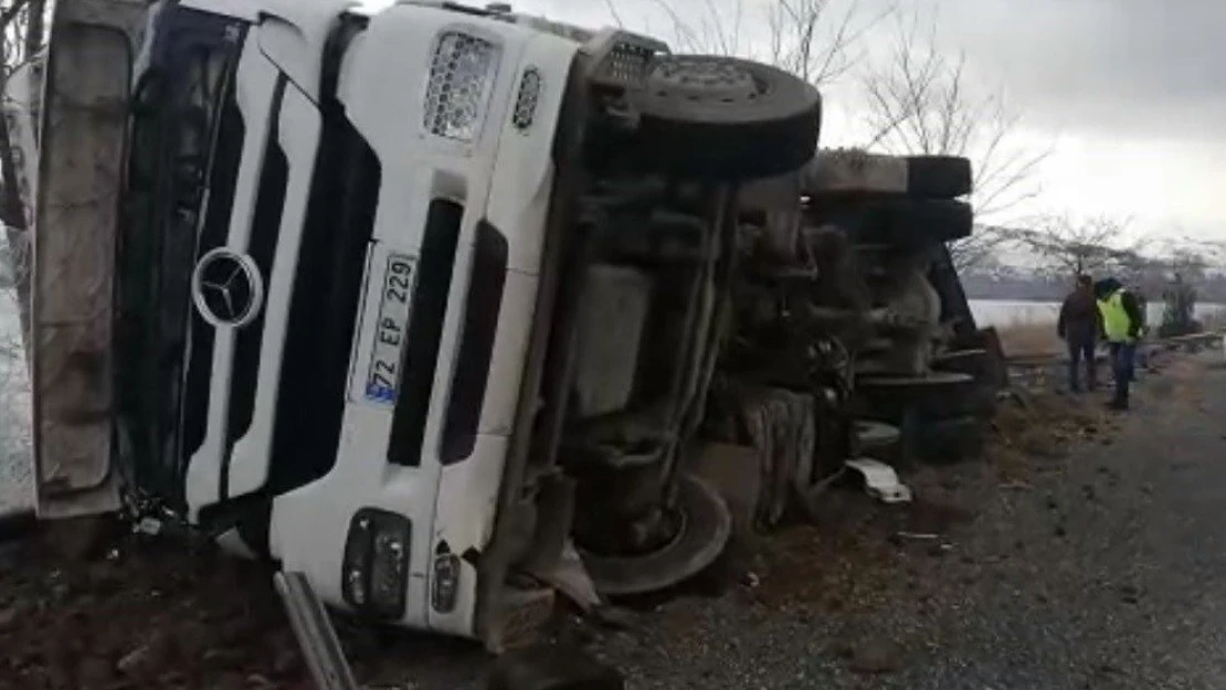 Elazığ'da Tanker Devrildi, 1 Kişi Yaralandı