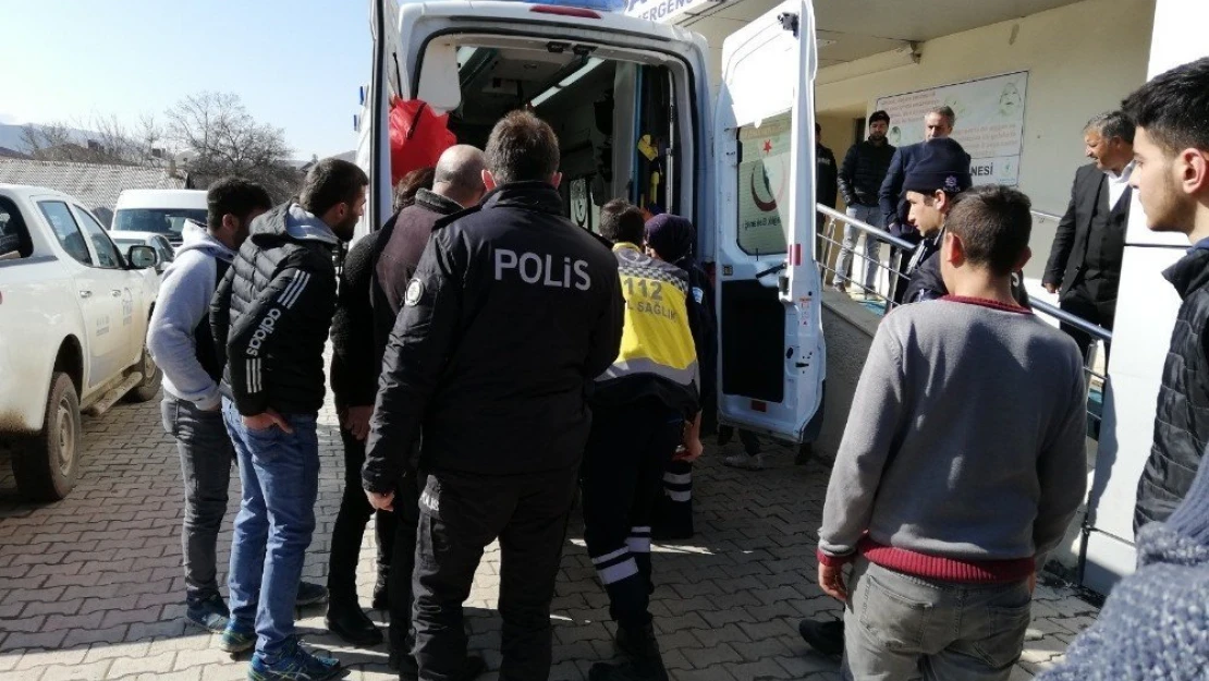 Palu'da Bıçaklı Kavga,1 Kişi Kolundan Yaralandı