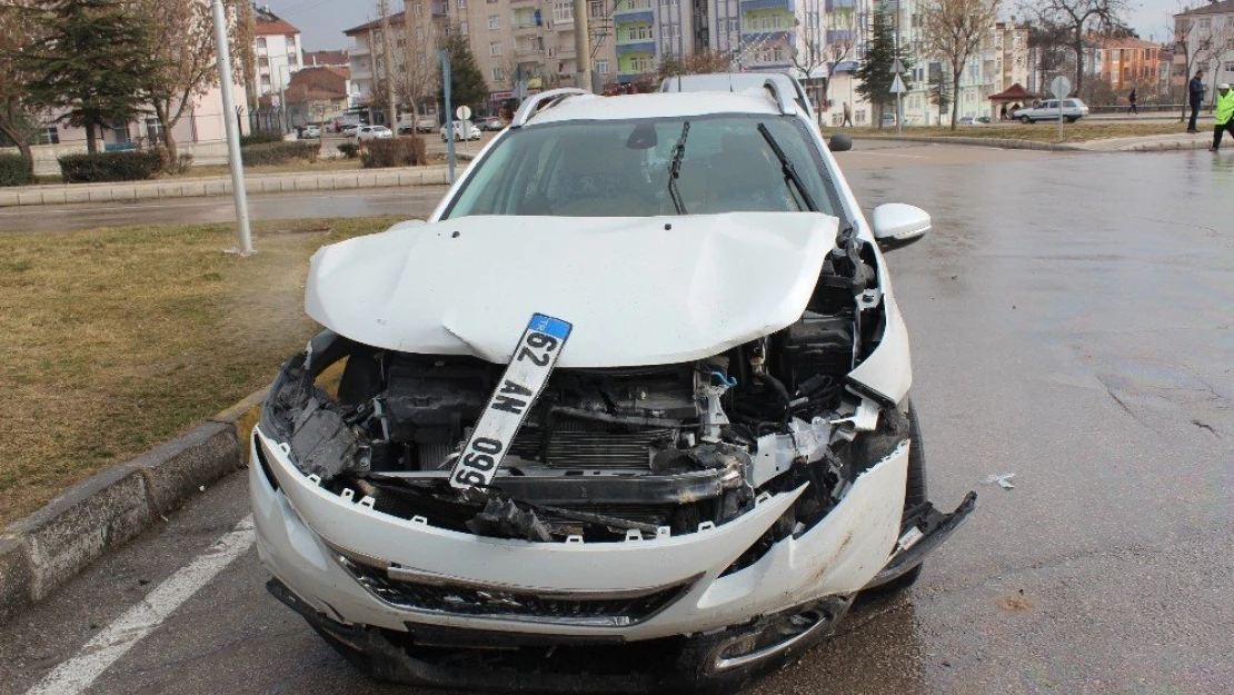 Mustafa Temizer Kavşağında Trafik Kazası, 3 Yaralı