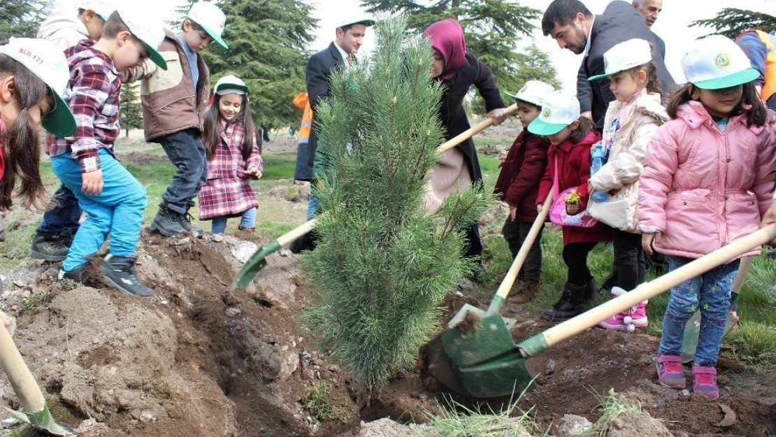 Elazığ'da Öğrencilerle Fidan Dikme Etkinliği Düzenlendi