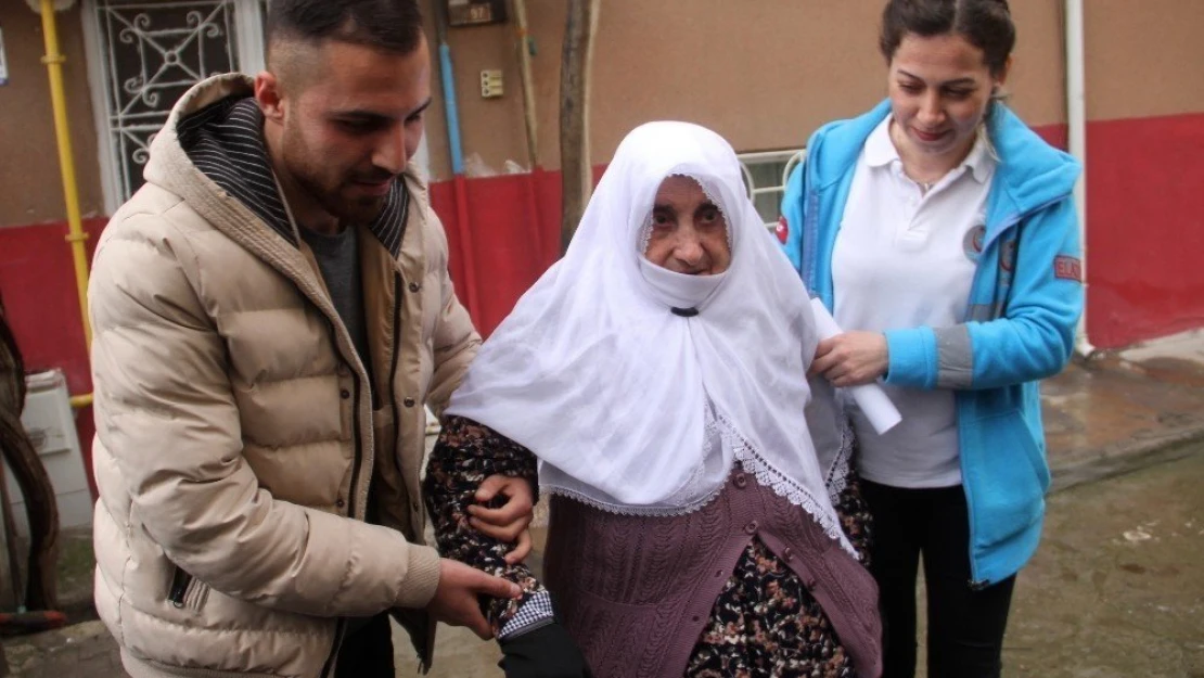 Elazığ'da Hasta ve Engelliler Sandığa Taşındı