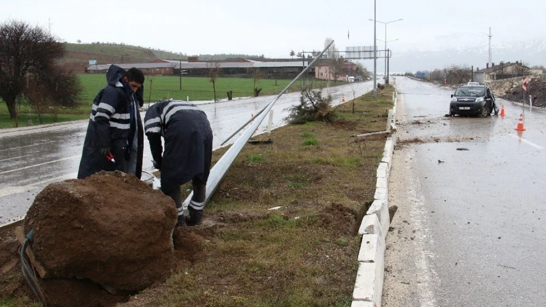 Sivrice Yolunda Feci Kaza, Araç Direği Yerinden Söktü, 3 Yaralı