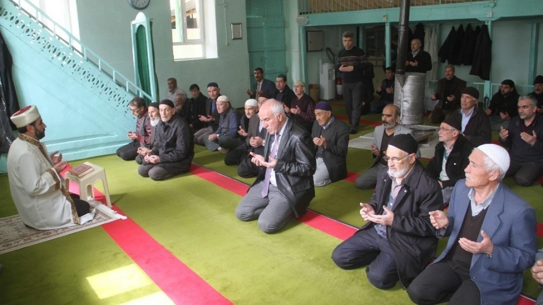 Depremin Vurduğu Doğanbağı Köyünde Cuma Namazı