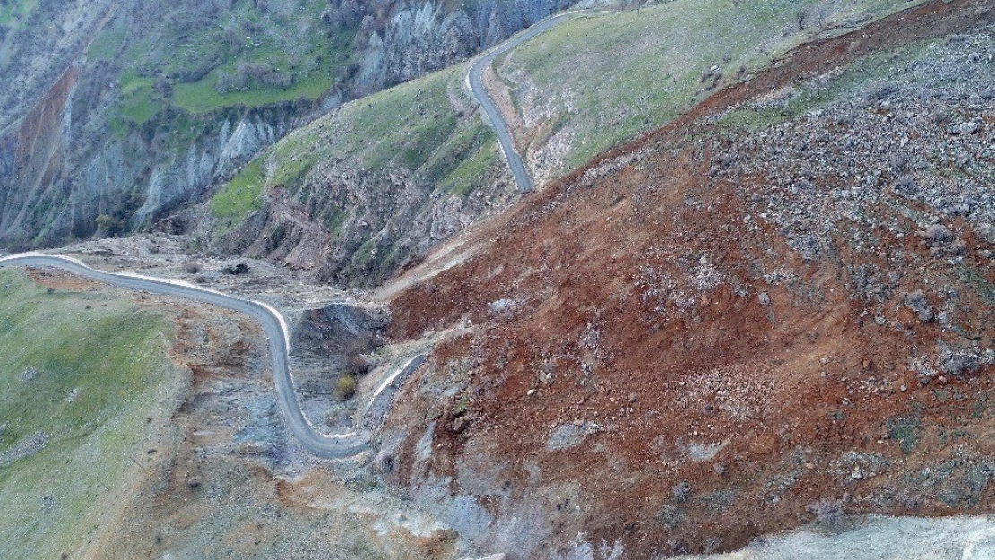 Depremle Gelen Heyelan İlçeye Bağlantı Yolunu Kapattı