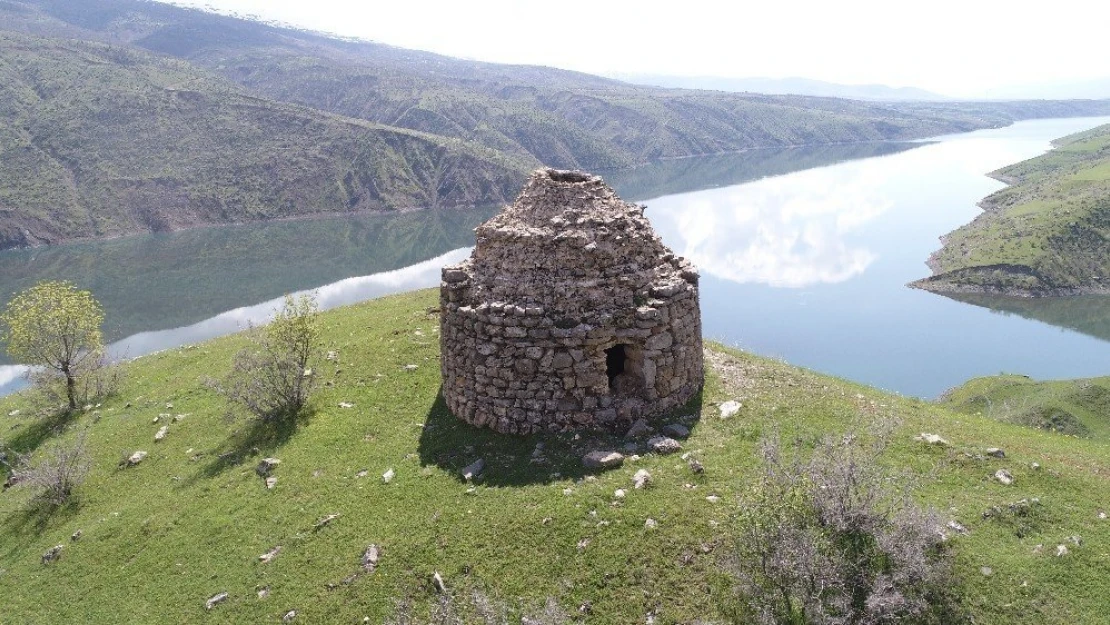 Manzarası ile dikkat çeken bin yıllık kümbet