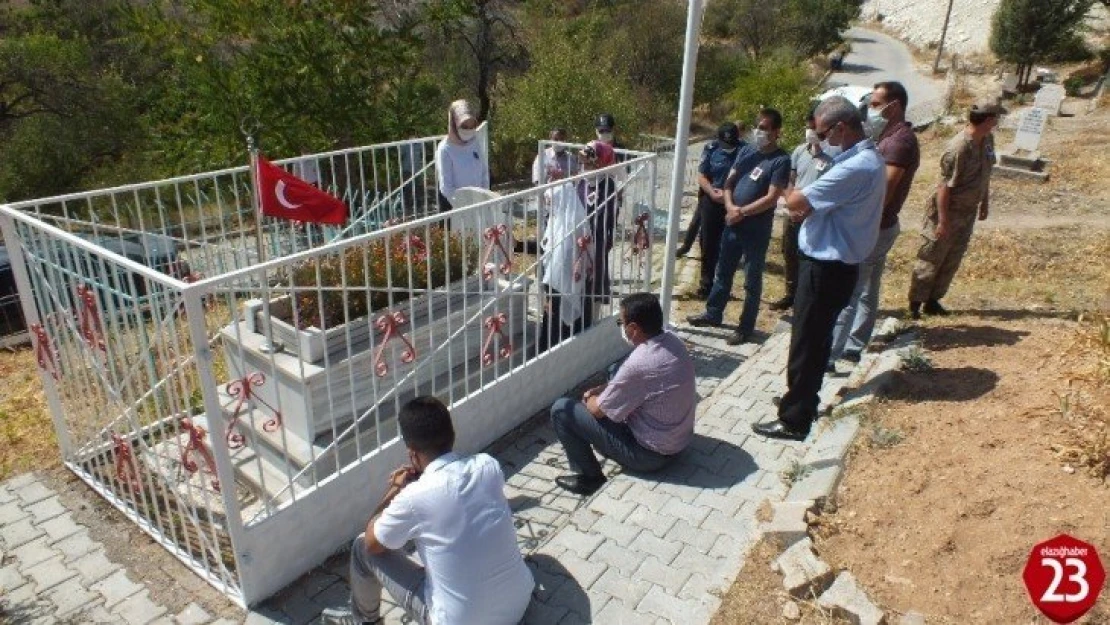 26 yıl önce şehit edilen 6 öğretmenden Elazığlı Rüstem Şen kabri başında anıldı