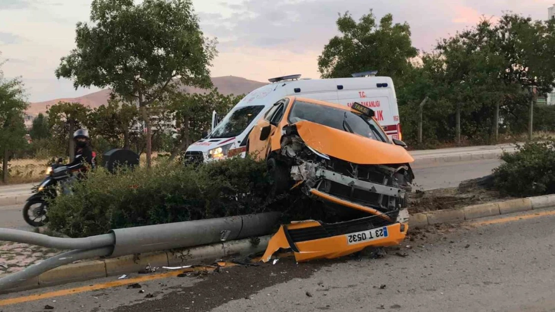 3 araca çarptı kaçtı, refüje çıkıp direği devirdi: 1 yaralı