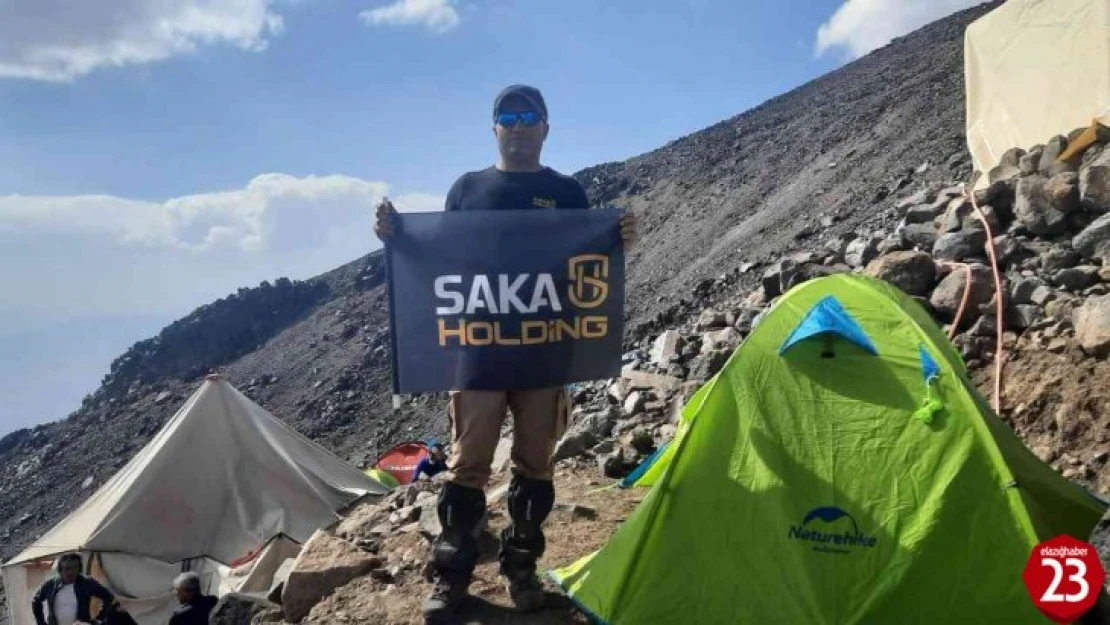 30 Ağustos'un 100'üncü yıl dönümünde Ağrı Dağının zirvesinde bayrak açtılar