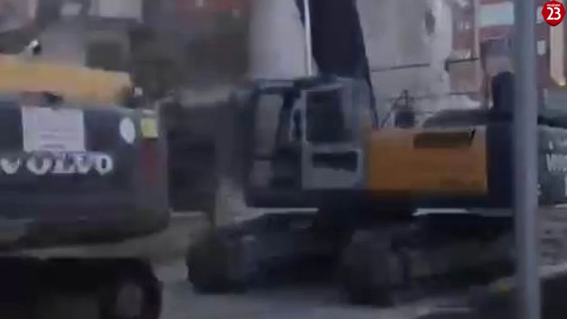 Elazığ'da Ağır Hasarlı Bina Tek Dokunuşla Yıkıldı, Kepçe Operatörü Son Anda Kurtuldu