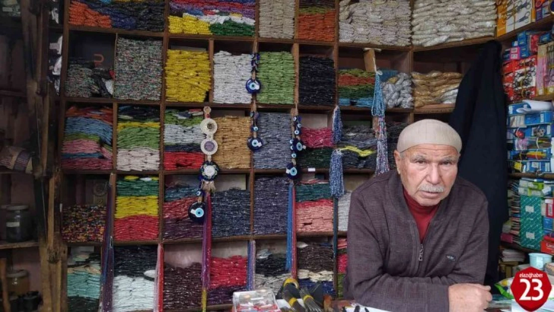 72 yaşındaki Alaattin amca 57 yıldır boncukçuluk yaparak  geçimini sağlıyor