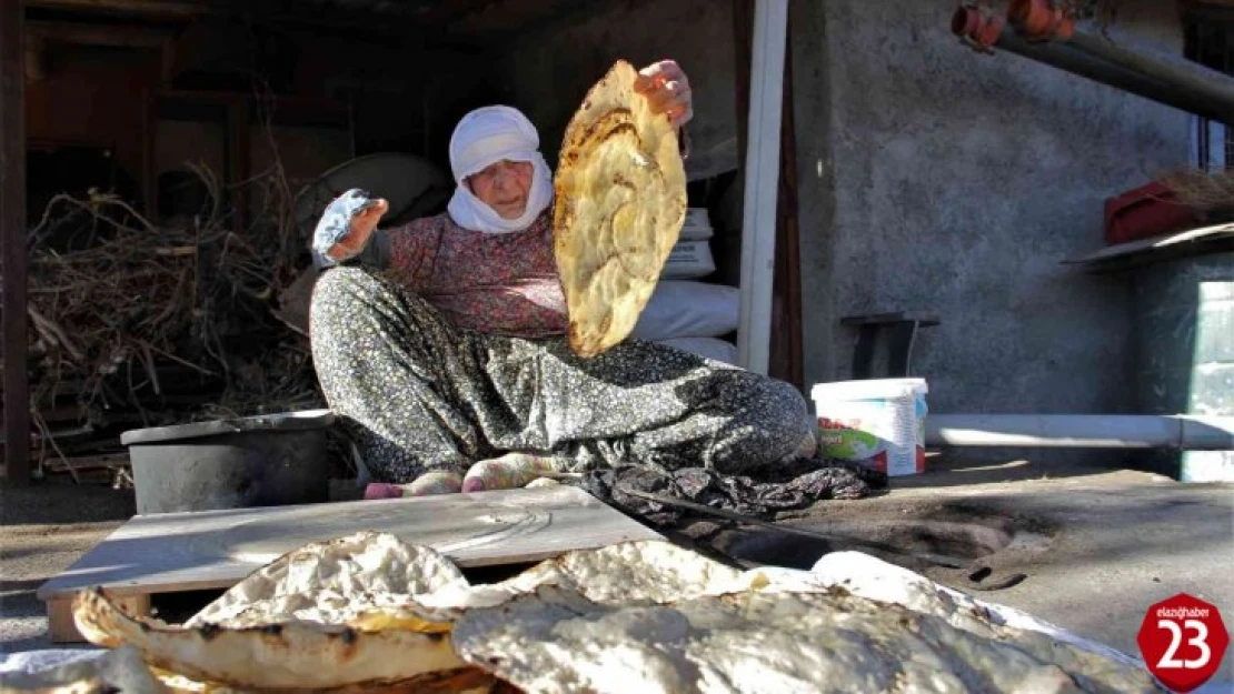 97 Yaşındaki Mesude Nine, 67 Yıldır Tandırda Ekmek Pişirerek Geçimini Sağlıyor