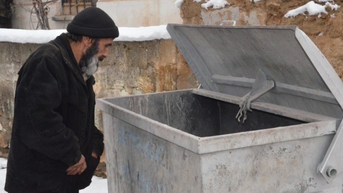 İnsanlık Nereye Gidiyor, Karnını Çöpte Topladıklarıyla Doyuruyor