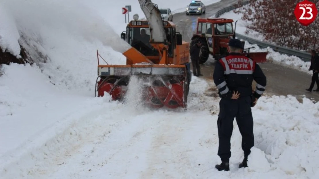 Açılan 4 köy yolu gece yağan kar ile yeniden kapandı